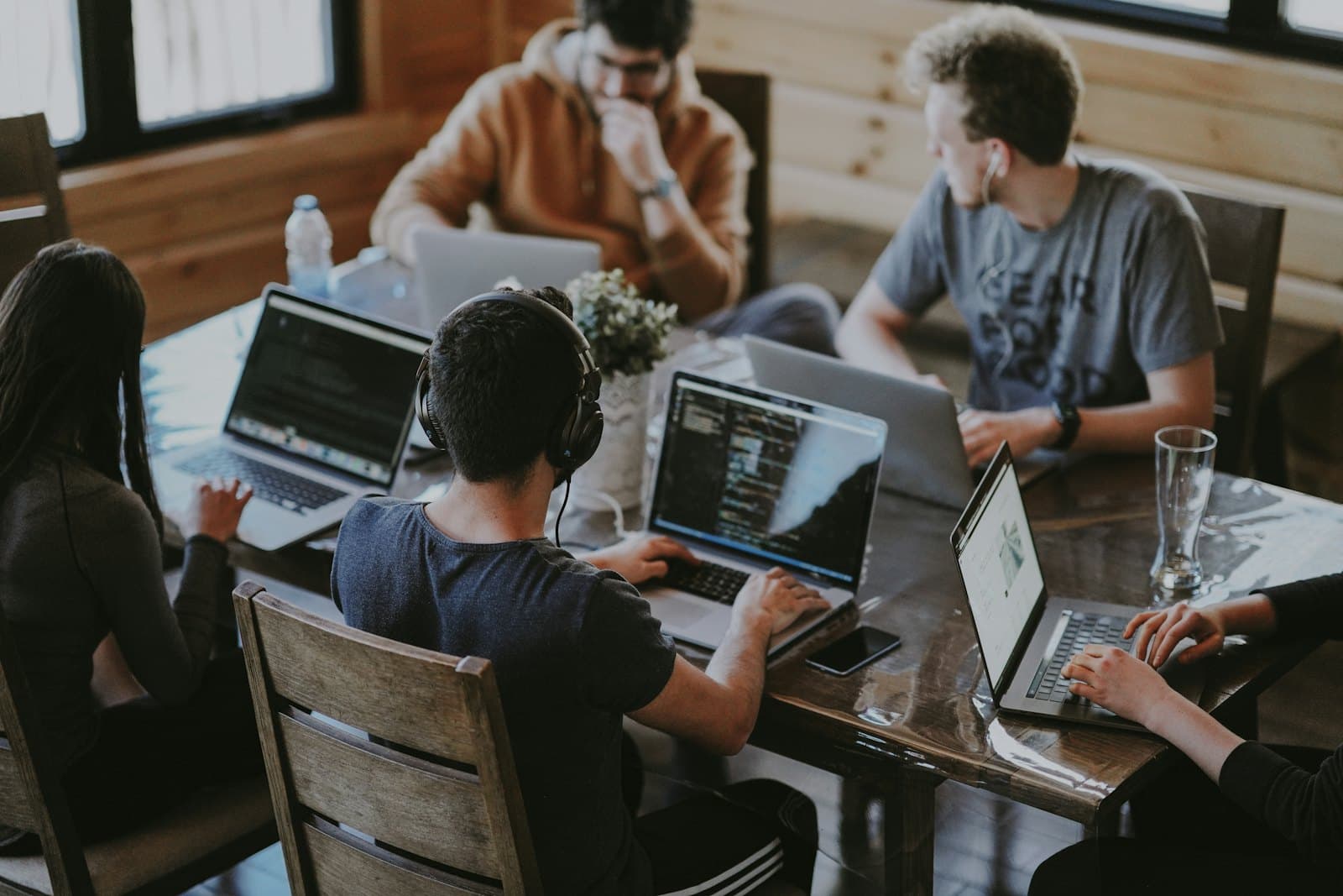 Estudiantes trabajando con computadoras portátiles